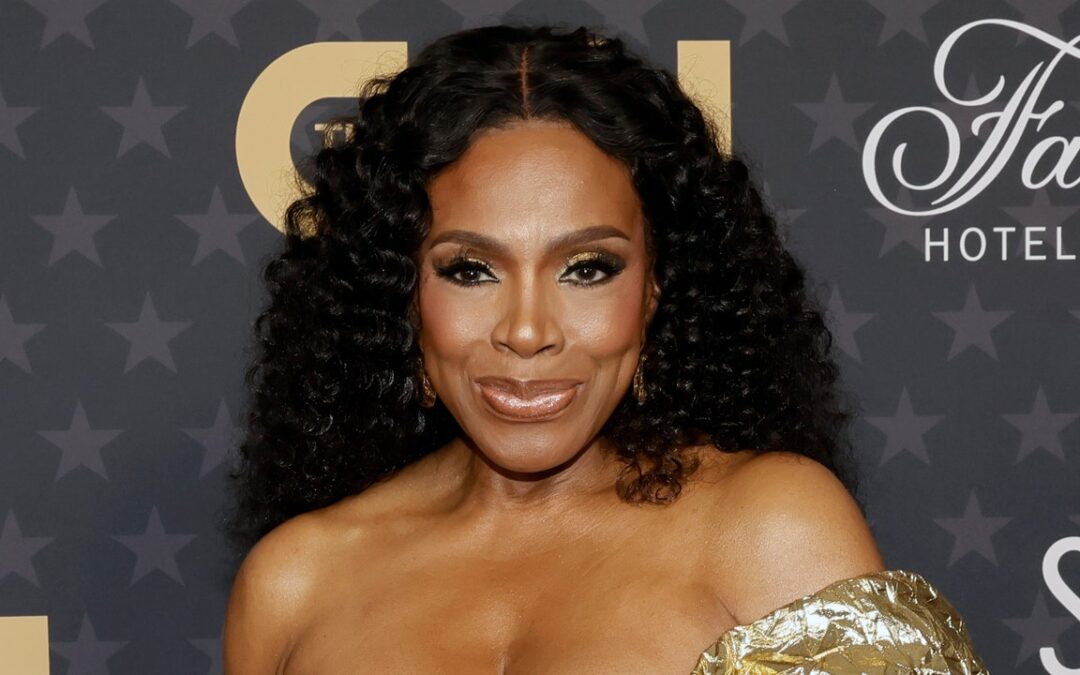 Sheryl Lee Ralph Kicked Off the Super Bowl in Super Glossy Lips and Shimmery Gold Eyeshadow — See the Photos