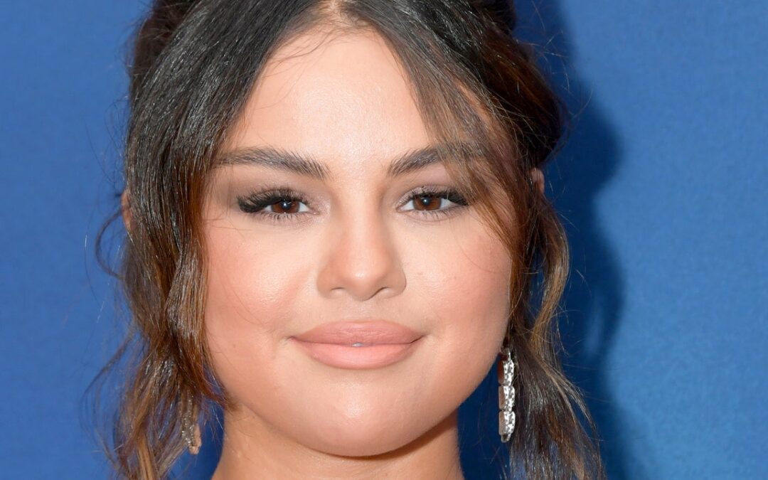 This Is the Makeup Selena Gomez Wears to Do “Absolutely Nothing” — Watch the Video