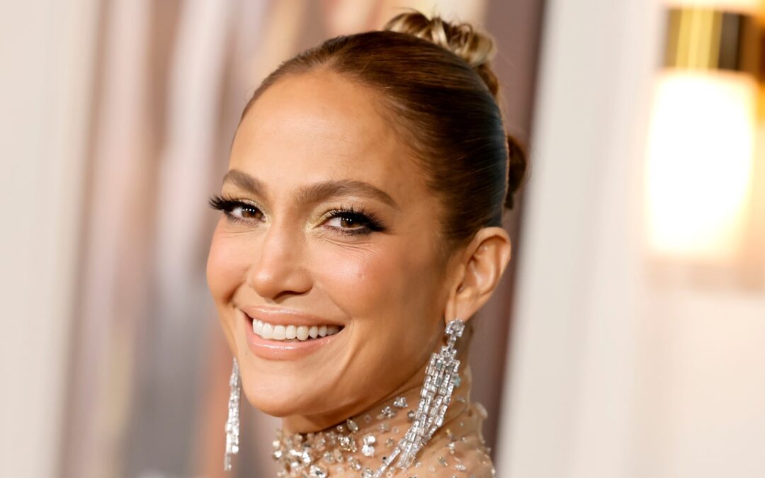 Jennifer Lopez’s Subtle Smoky Eye Is Perfect for Eating Pasta on a Boat — Watch the Video