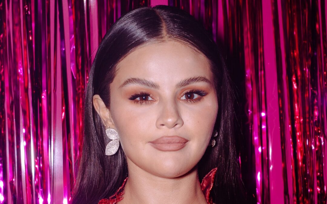 I’ll Never Get Tired of Seeing Selena Gomez With No-Makeup and Her Natural Waves — See Photos