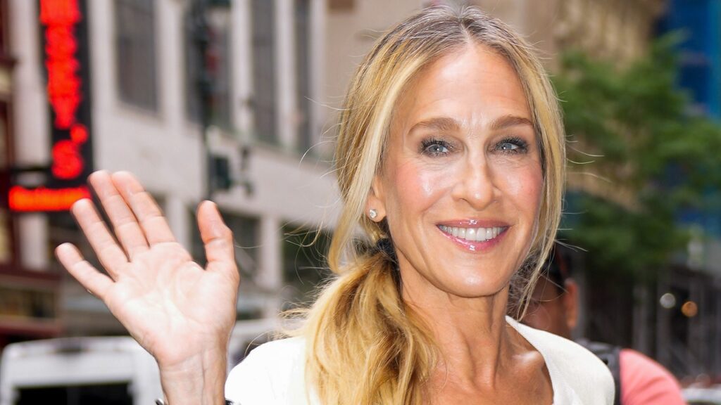 Sarah Jessica Parker’s Hair Bow Is Even Longer Than Her Dress — See ...