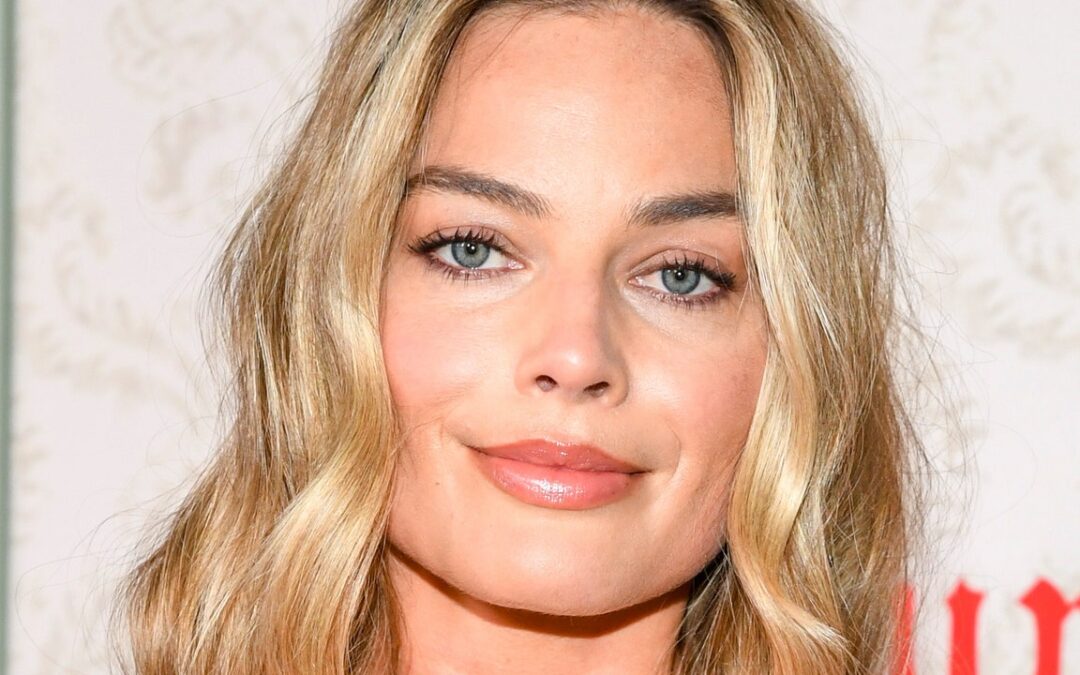 Why Was Margot Robbie Hiding This Super Cool Nail Color In Her Pockets All Night? — See the Photos